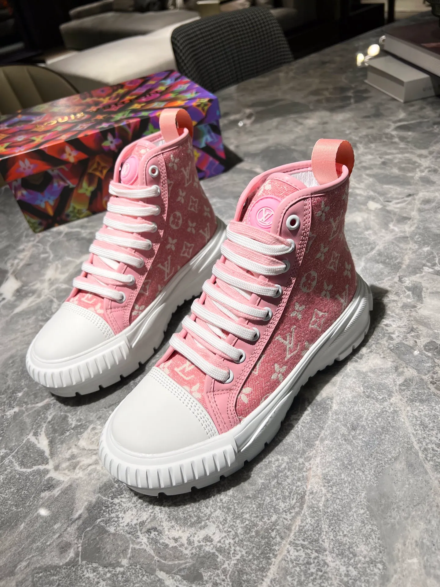 👟👟Ex-factory price 480👟👟 This LV Squad sneaker is made of Monogram denim to show the freshness of summer. A thick, lug rubber outsole remains lightweight, and is detailed with double laces, patent eyelets, and a rubber LV Circle patch on the tongue. Detailed Features Monogram denim Double laces Thick lugged rubber outsole Rubber LV Circle logo on tongue Color: Blue and Pink Size: 35-41